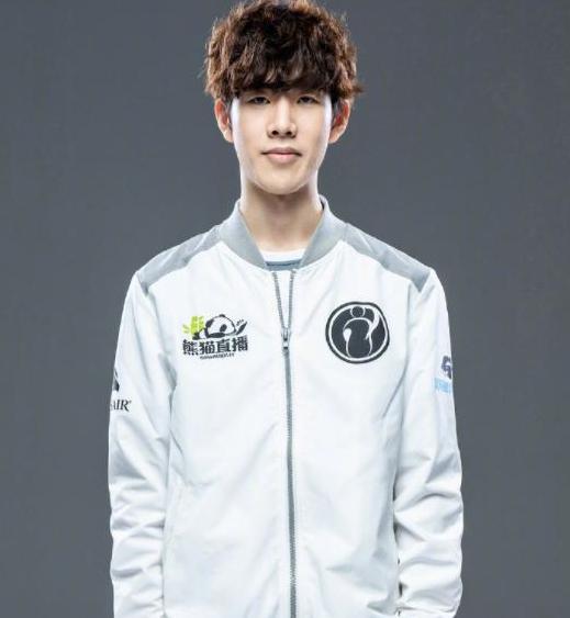 即使拥有优势，我们也赢不了！ knight 的Tsar逆向进入仓库扭转局势。在28分钟时， Bilibili Gaming 横扫 LNG Esports